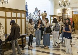 Asistentes a los cursos que acoge el Palacio de La Magdalena, ayer, en un descanso.