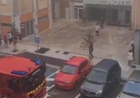 Los bomberos a su llegada al hotel Bezana Lago.