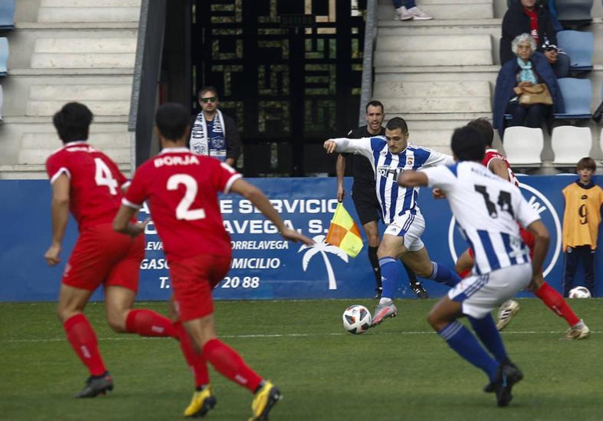 Imagen de un partido del club cántabro durante la temporada ya terminada.