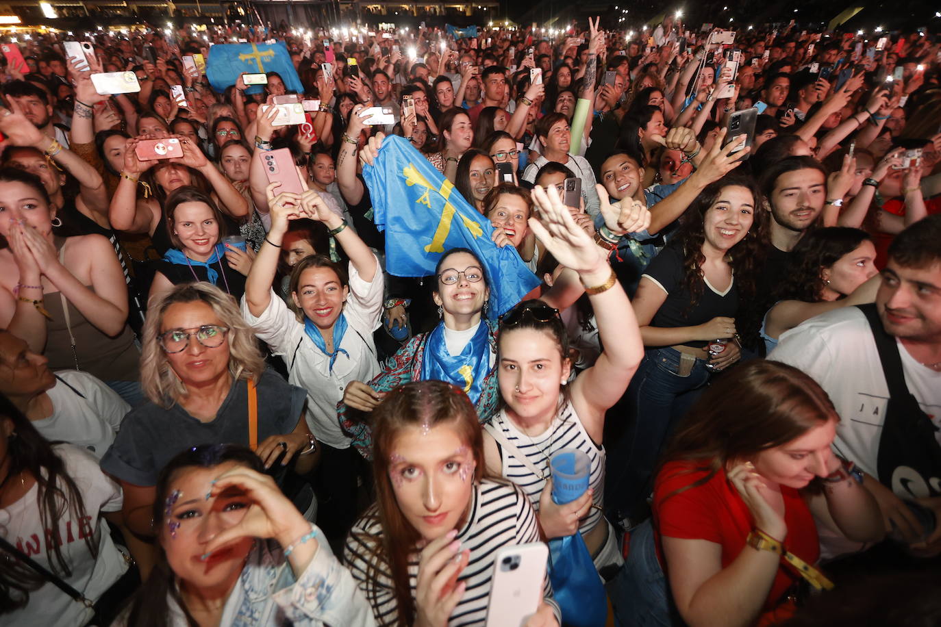 Mucho fan procedente de Asturias en Torrelavega, preparado para ver a Melendi