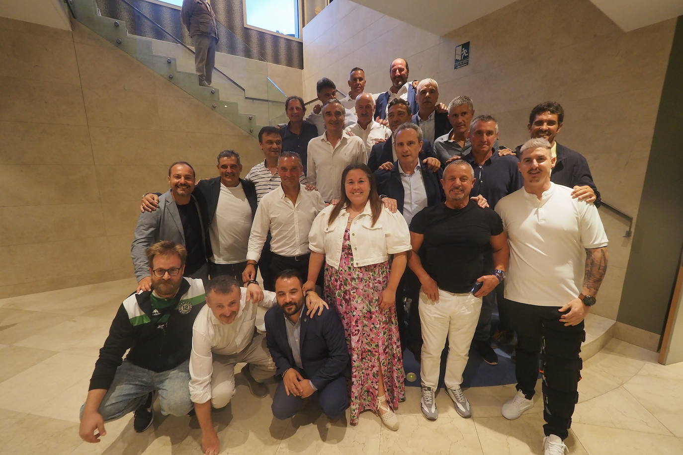 Foto de familia de los futbolistas con la directiva de las peñas y Cabrero.