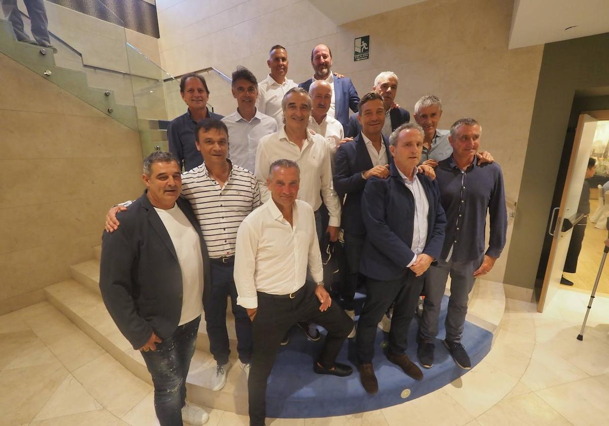 De Diego, Aguilar, Edu García, Benito, Pinillos, Cantudo, Merino, Sañudo, Geli, Zygmantovich, Setién. Roncal, Gelucho y Ceballos.