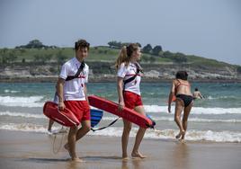 Socorristas de Cruz Roja, en la playa de El Sardinero, el verano pasado.