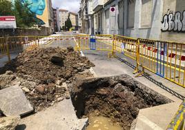 Los operarios han picado en la calle San Roque un hundimiento que se había producido y ha brotado el agua.