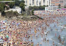 Miles de personas abarrotan las playas del Sardinero, en Santander, en una jornada típica de verano.