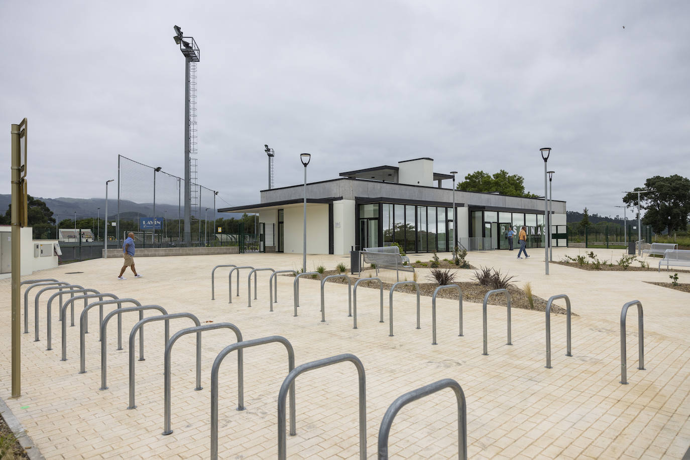 Edificio de entrada al recinto de las piscinas.