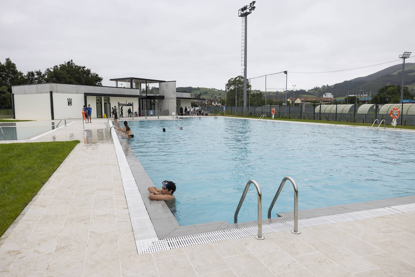Pocos bañistas ante la amenaza de lluvia.