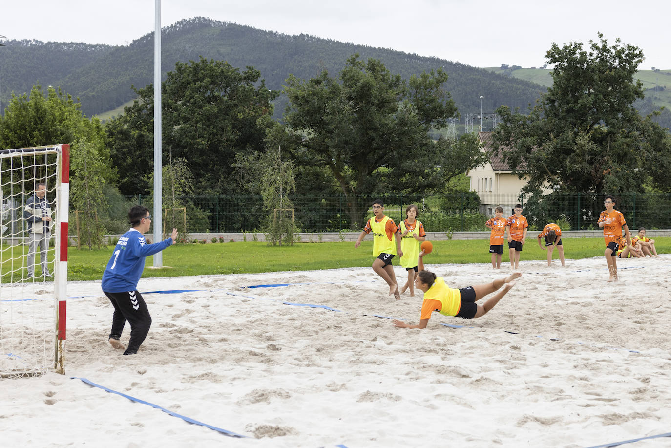 Partido de exhibición de balonmano playa.