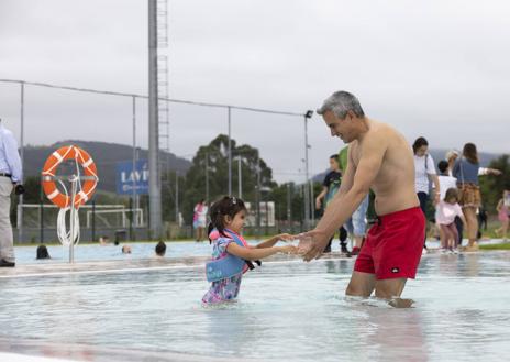 Imagen secundaria 1 - Torrelavega estrena sus piscinas de verano tras tres décadas de espera