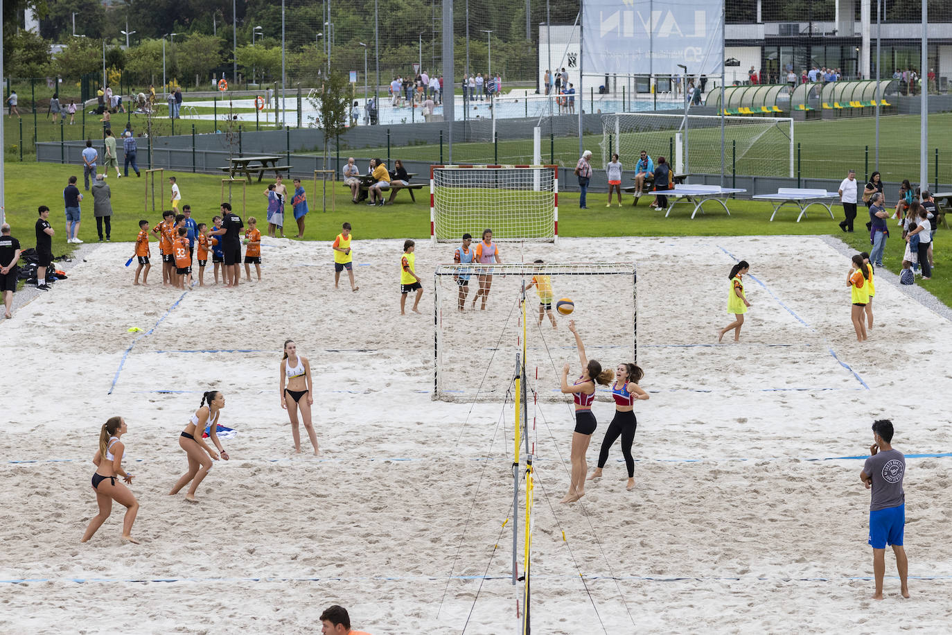 Partidos de exhibición de las escuelas deportivas.