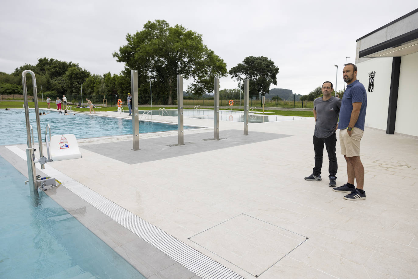 El alcalde, a la derecha, momentos antes de la inauguración.