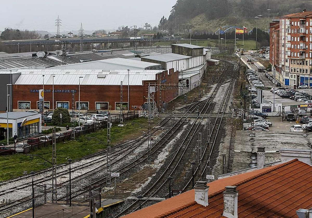 Imagen de las vias a su paso por Torrelavega.