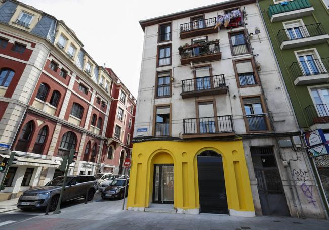 El bajo del número 1 de la calle San Emeterio se ha pintado recientemente de color amarillo.