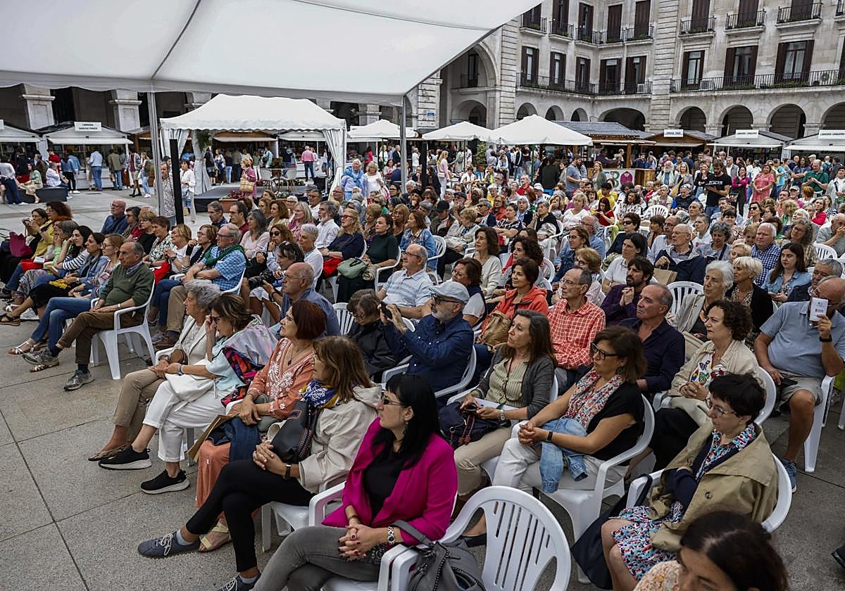 El público llena la Porticada, como ya sucediera el pasado año, para seguir los encuentros literarios.