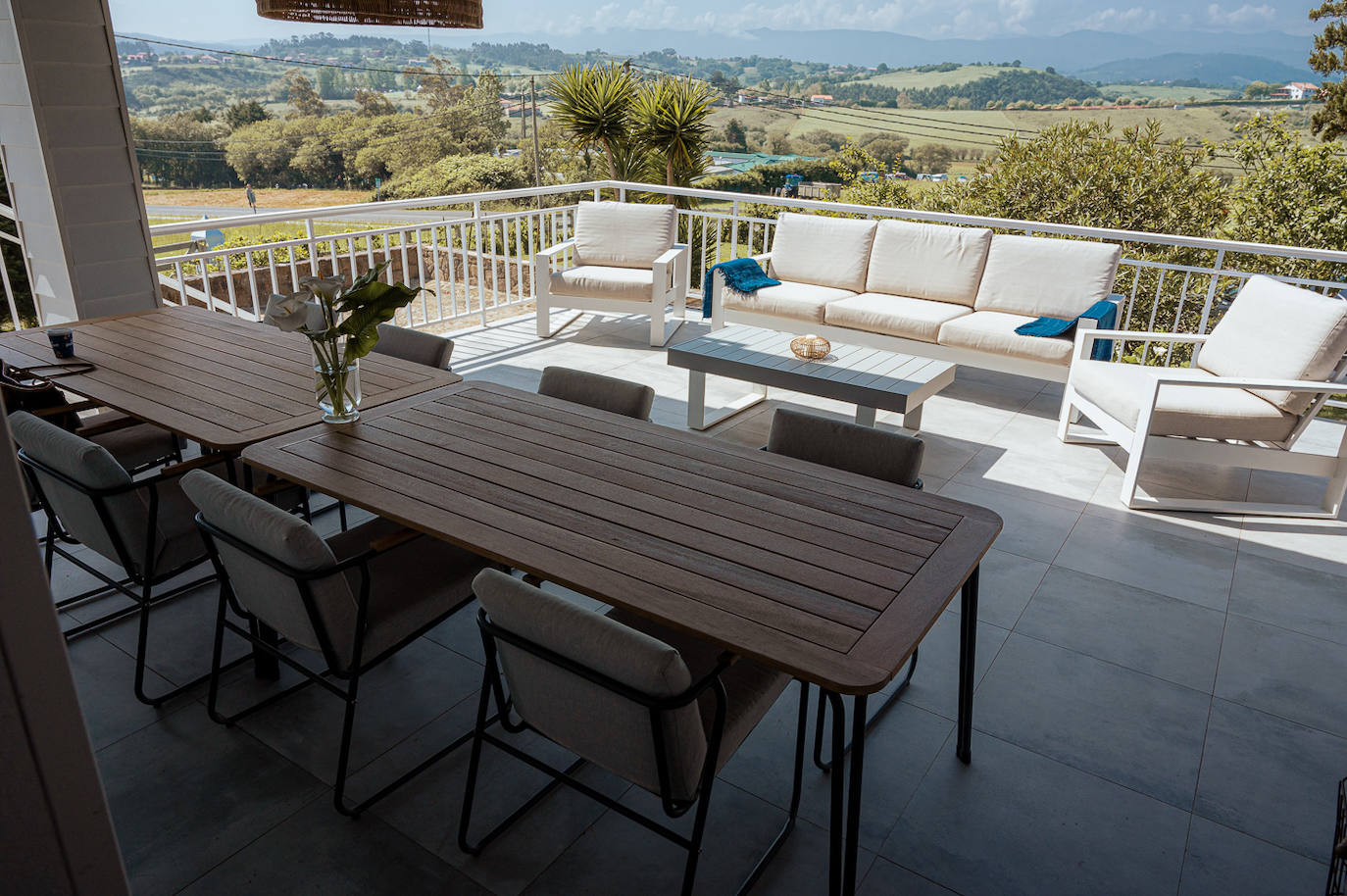 Zona del comedor del poche, con la terraza al fondo. 