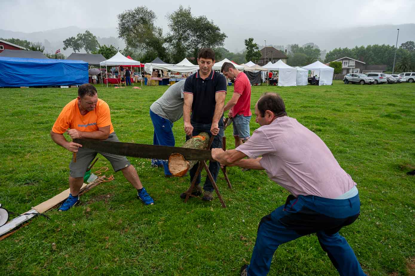 Otra escena de la demostración de deportes tradicionales de Cantabria.