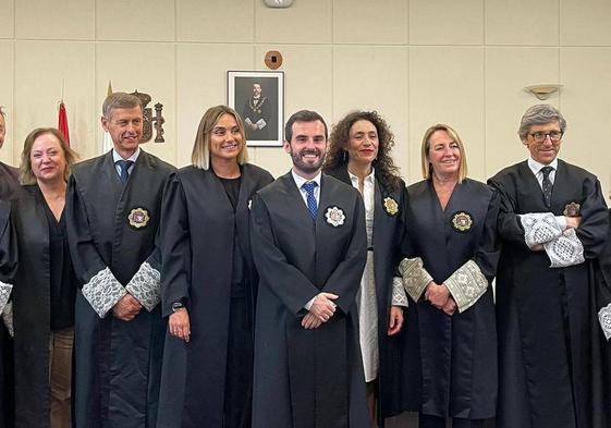 De izquierda a derecha: Presidenta de la Sala de lo Social, Mercedes Sancha; Presidente del Tribunal Superior de Justicia, José Luis López del Moral; Jueza en prácticas en funciones de sustitución en Castro Urdiales n.º 2, Laura Elguero; Juez en prácticas en funciones de sustitución en Castro Urdiales n.º 1, Tomás Hernando; Magistrada del Juzgado de Primera Instancia n.º 3 de Santander, Rosa Martínez; Fiscal superior de Cantabria, Pilar Jiménez; Presidente de la Audiencia Provincial de Cantabria, José Arsuaga.