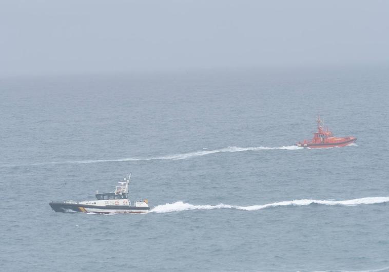 Embarcaciones buscando al pescador.