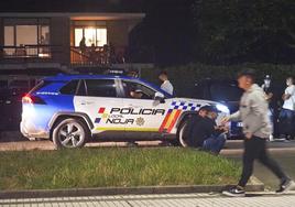 Una patrulla de la Policía Local de Noja vigila el ocio nocturno en la villa cántabra (imagen de archivo).