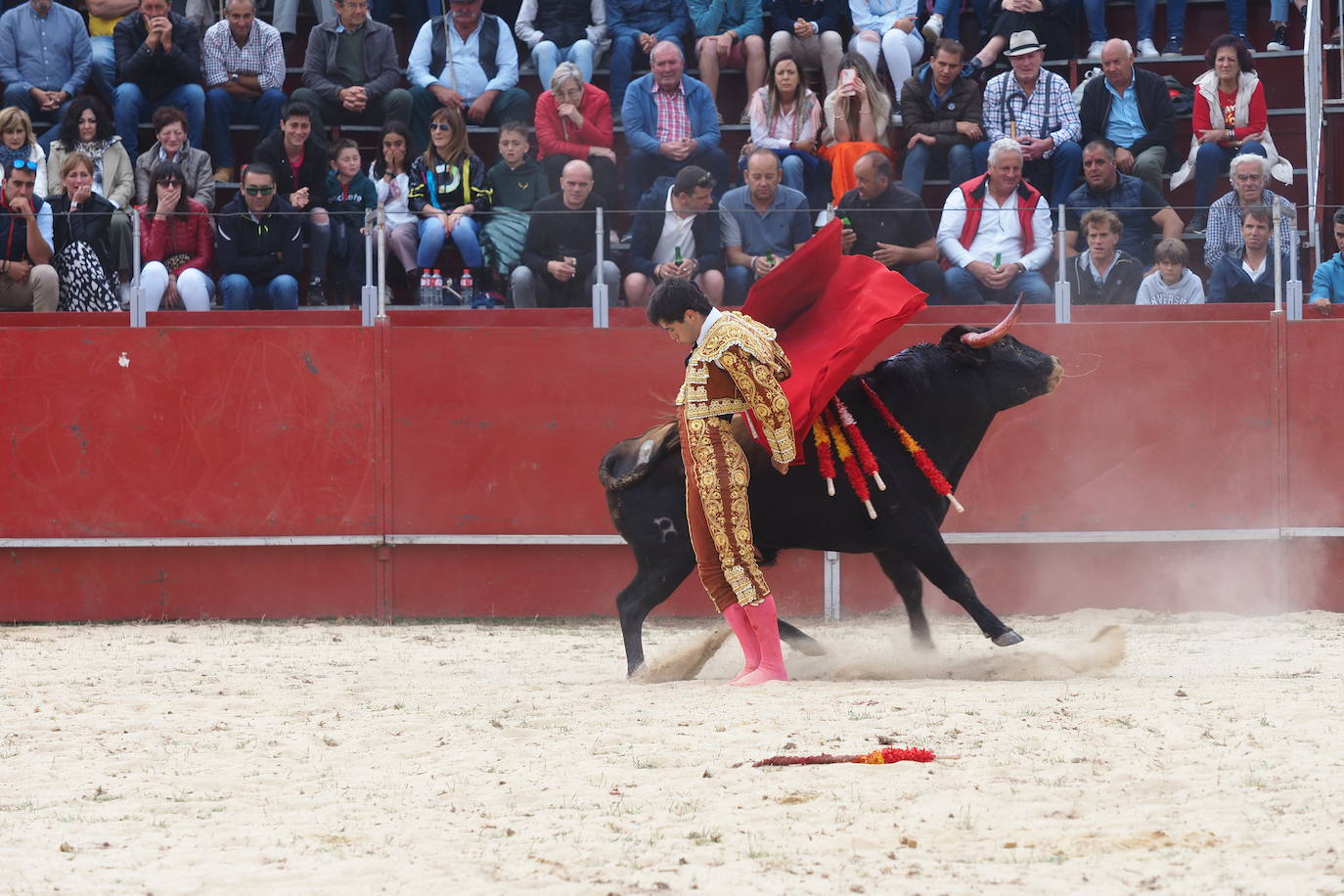 Festejo de triunfo y terna a hombros en la plaza de Requejo