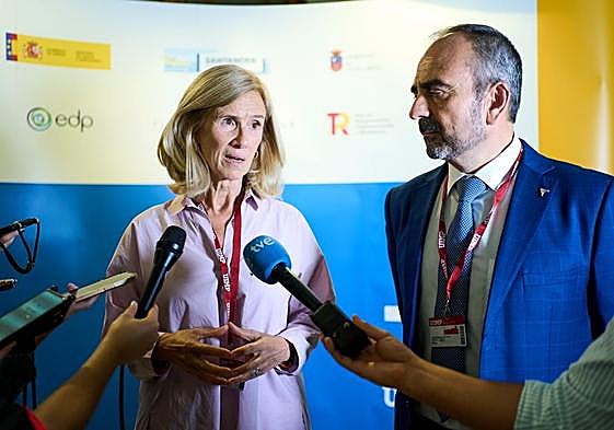 La exministra Cristina Garmendia y Juan Tomás Hernani, ayer, en La Magdalena.
