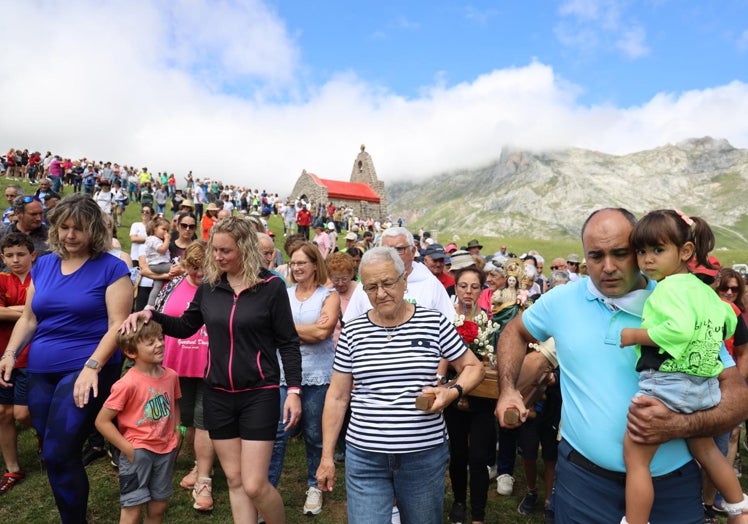 Imagen principal - Procesión con la imagen, bailes tradicionales y la carrera de la rosca