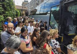 Los usuarios de Renfe que tuvieron que subir a autobuses para continuar el trayecto desde Maliaño.