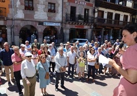 Eva Cotera, en el momento de dirigirse a las personas concentradas en la Plaza de Potes.