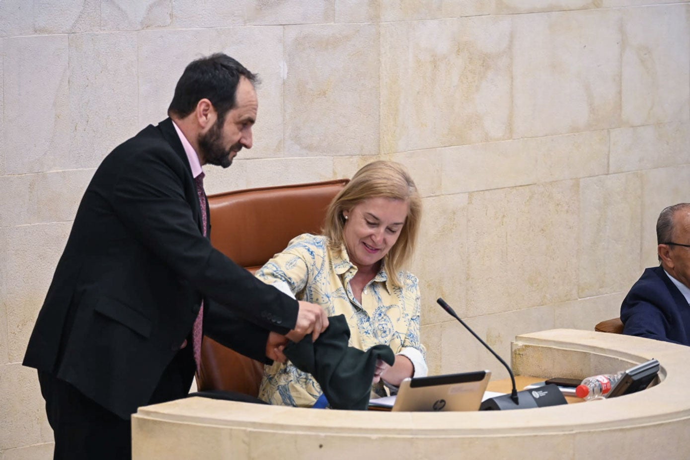 La presidenta del Parlamento, durante la sesión junto al interventor.