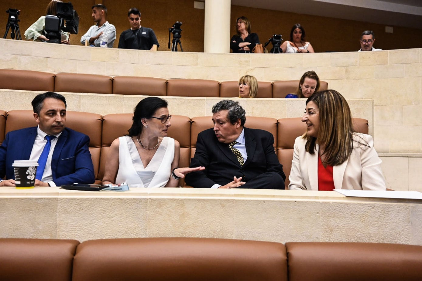 Carlos Caramés, Gema Igual, Íñigo Fernández y María José Sáenz de Buruaga, en sus asientos.