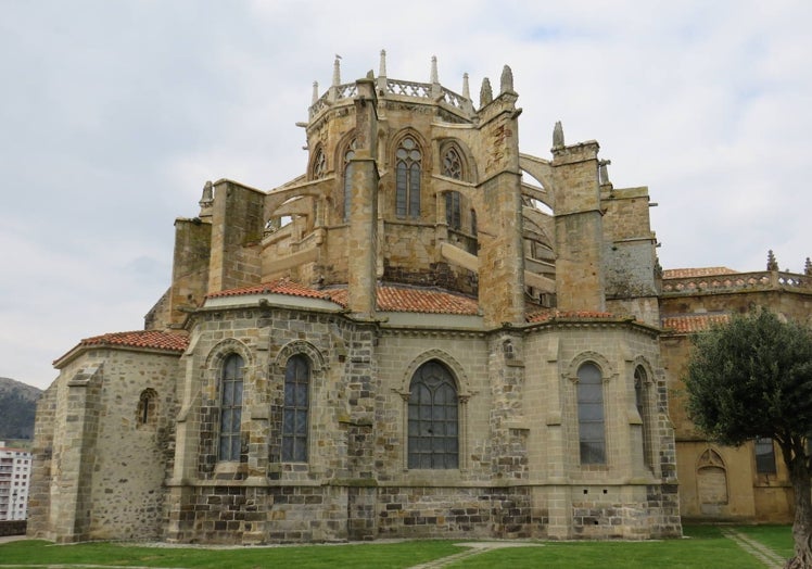 Imagen principal - La iglesia de Santa María, yacimiento romano de Flavióbriga y ermita de Santa Ana.