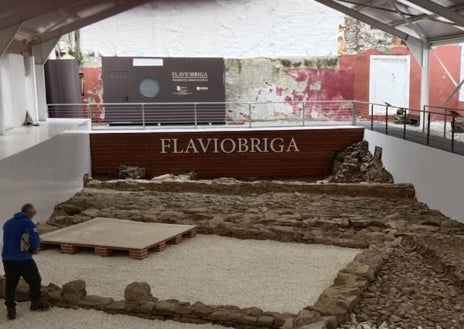 Imagen secundaria 1 - La iglesia de Santa María, yacimiento romano de Flavióbriga y ermita de Santa Ana.