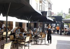 Clientes consumen en la terraza de un establecimiento hostelero de la ciudad.