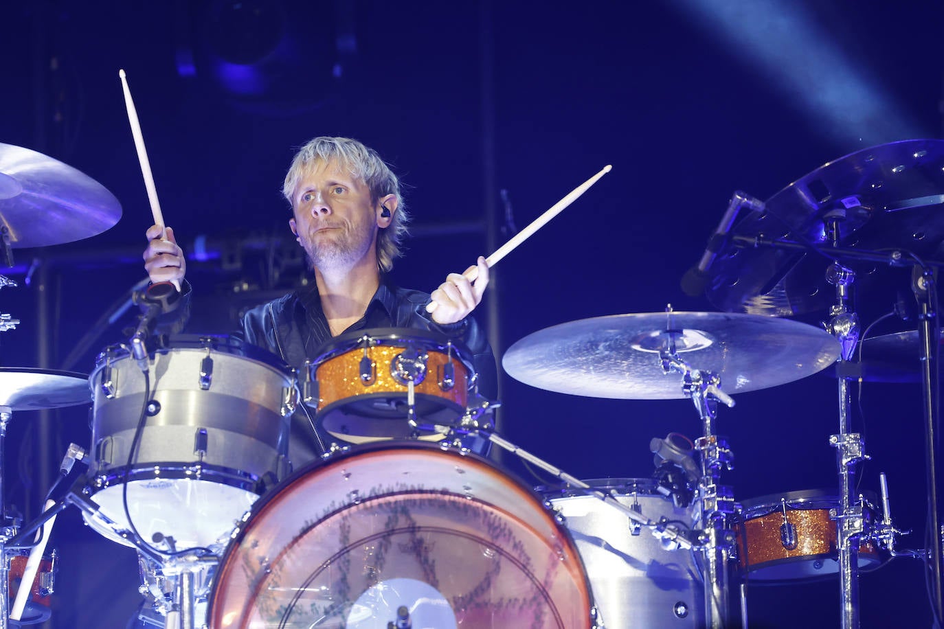 Dominic James Howard, más conocido como Dom Howard, es el batería y percusionista de la banda británica.