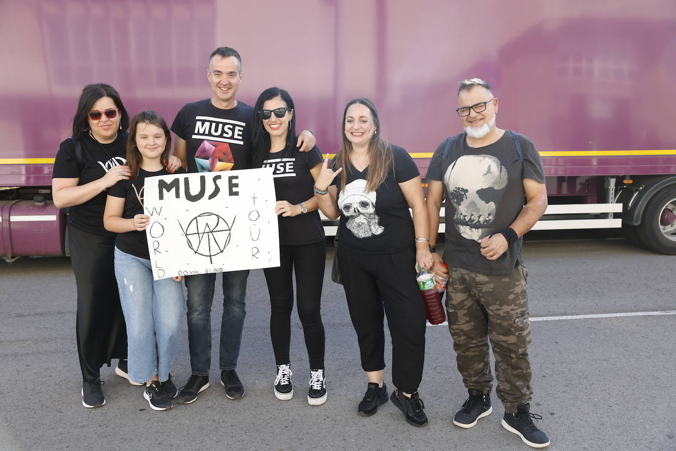 Los fans de los británicos llegaron desde todas las partes del mundo a Santander.