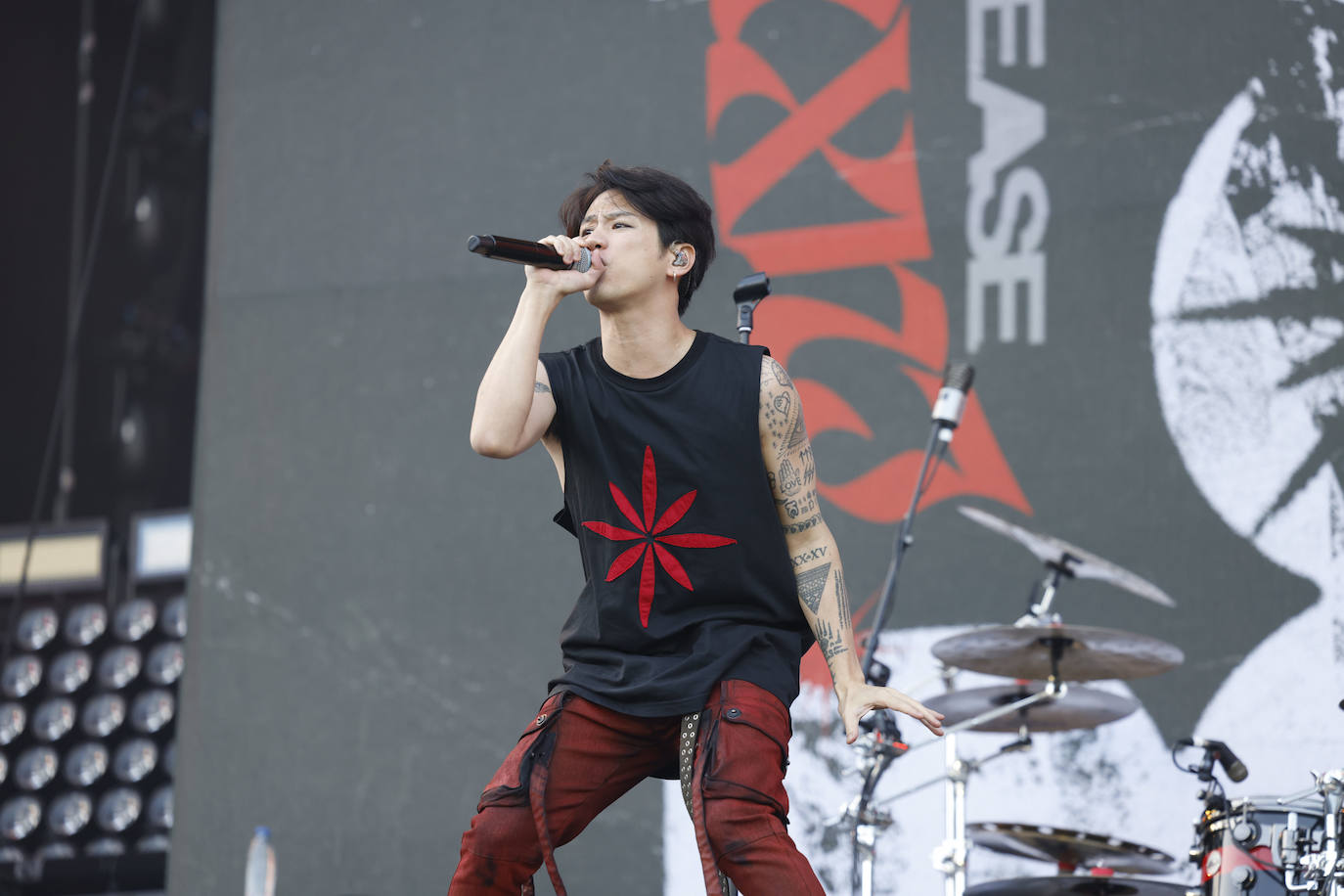 Los primeros en actuar fueron los japoneses One OK Rock, estrellas en su país, aguerridos, directos y capaces de competir en los grandes torneos sin desentonar.