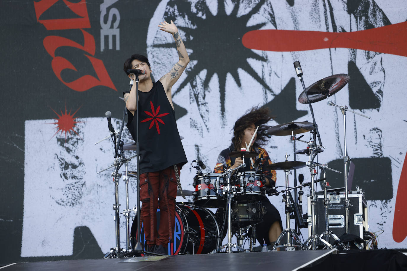 El vocalista de One Ok Rock, Takahiro Moriuchi, y el batería, Tomoya Kanki, durante el concierto.