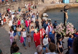 Los comillanos celebran la procesión marítima en el muelle.