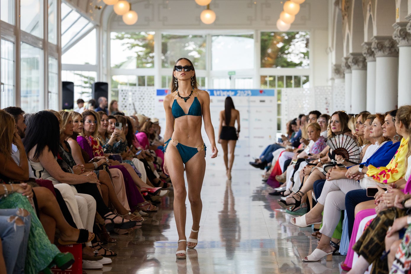 María Fernanda Parda, 'Miss Grand Cantabria 2021', ha participado en el Desfile de Verano.