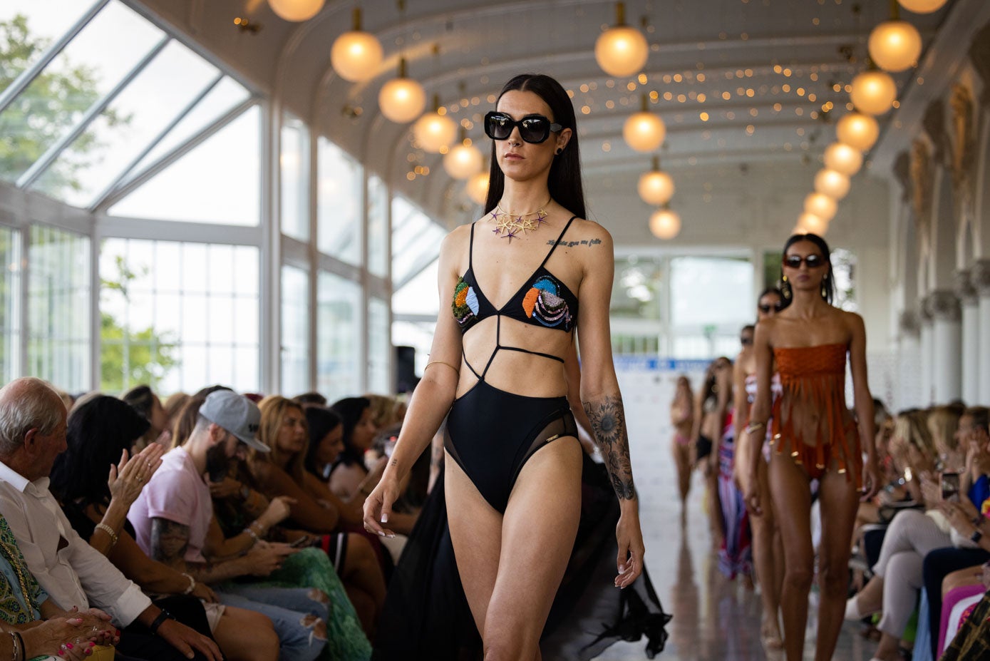 Los complementos, como este collar de estrellas de mar, han sido protagonistas del desfile.