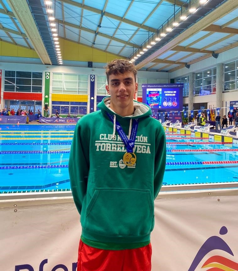 Teo del Riego, con una de sus medallas en el último Campeonato de España.