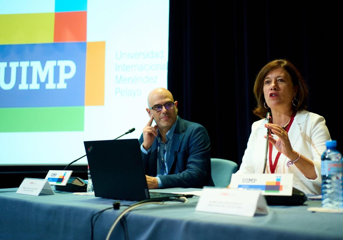 Pablo González, secretario general de la UIMP, y Mar España, directora de la AEPD, ayer, en Santander.