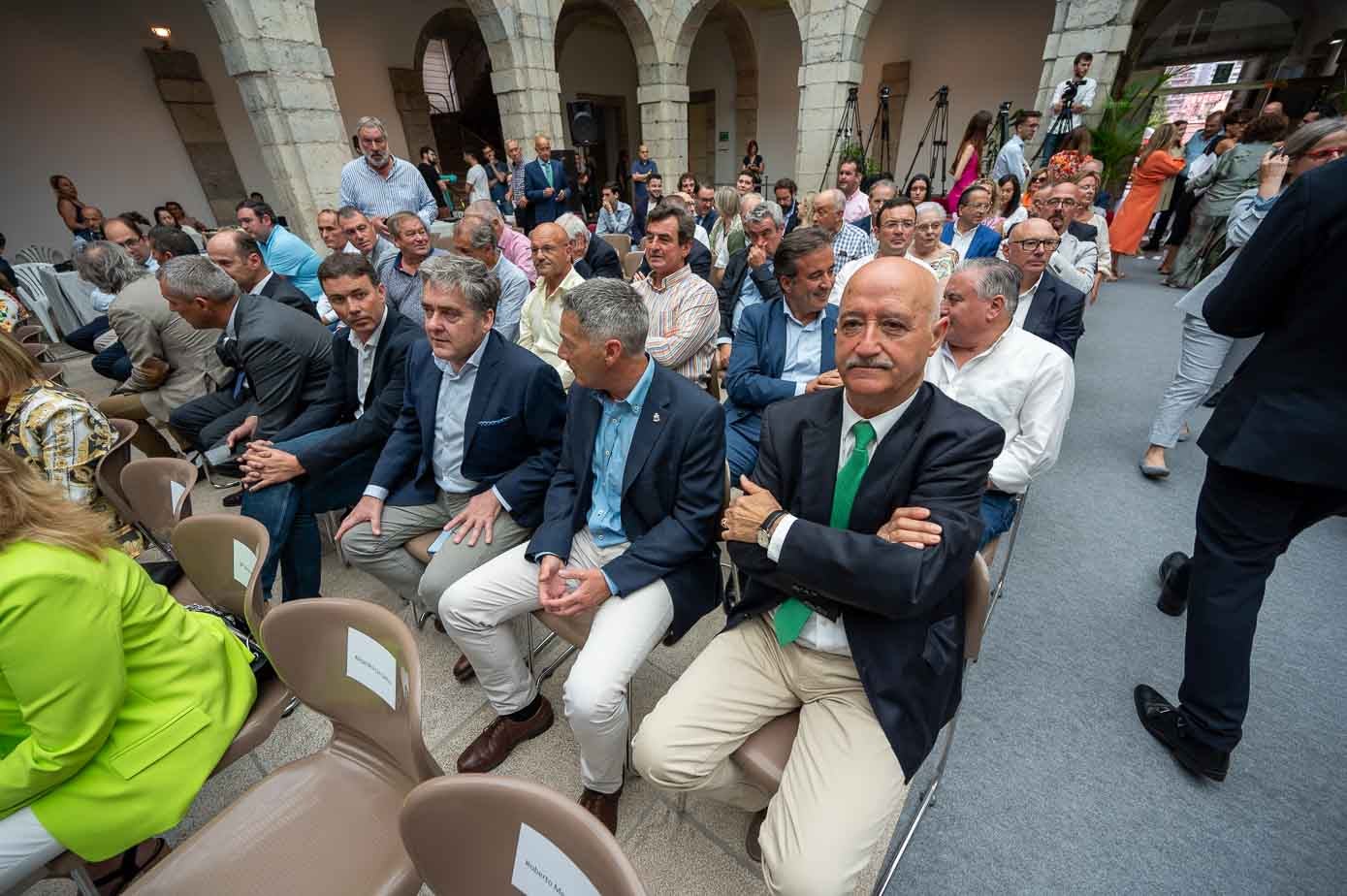 A las doce del mediodía de este miércoles, comenzaba el acto de toma de posesión de María José Sáenz de Buruaga como presidenta de Cantabria. 