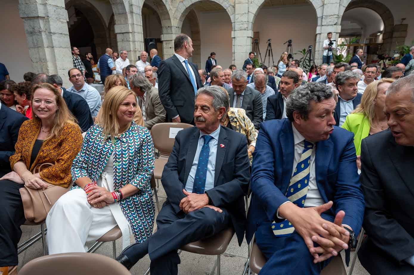 De izquierda a derecha, Leticia Díaz, Noelia Cobo, Miguel Ángel Revilla e Íñigo Fernández. 