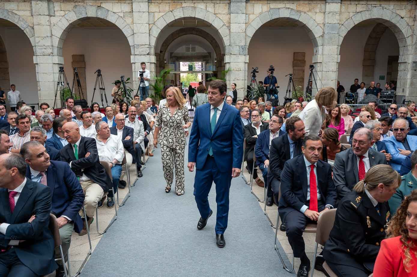 El presidente de Castilla y León, Alfonso Fernández Mañueco, a su llegada al Parlamento de Cantabria, seguido de María José González Revuelta.