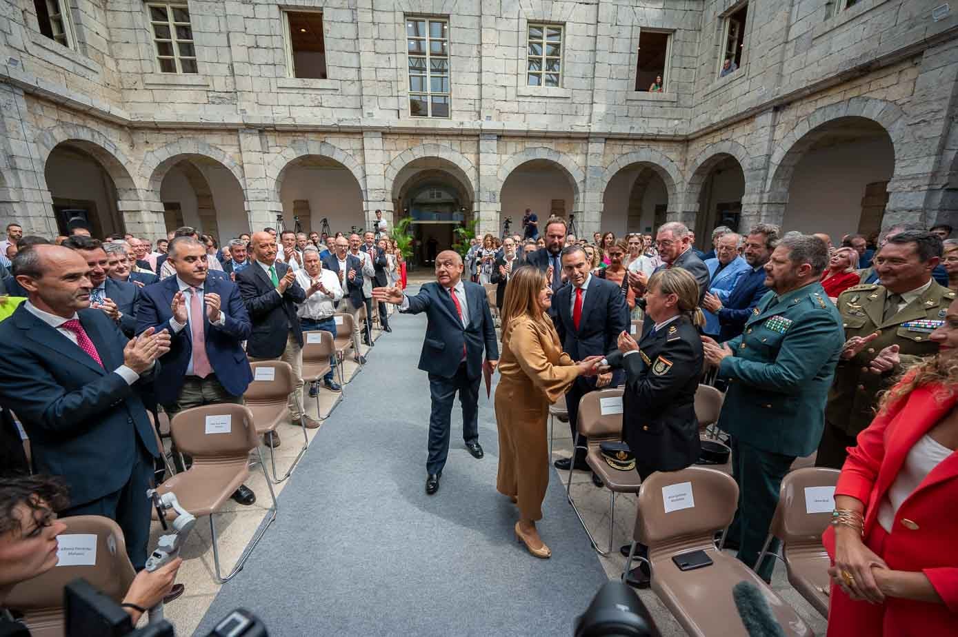 A su llegada al Parlamento, Buruaga saluda a las autoridades. 