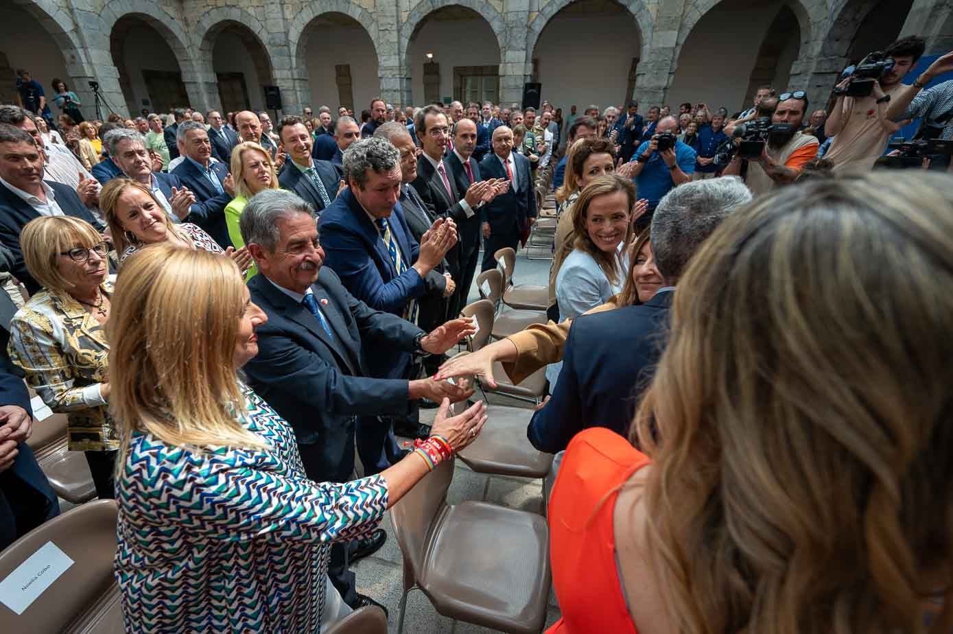 Buruaga saluda a Noelia Cobo y Miguel Ángel Revilla. 