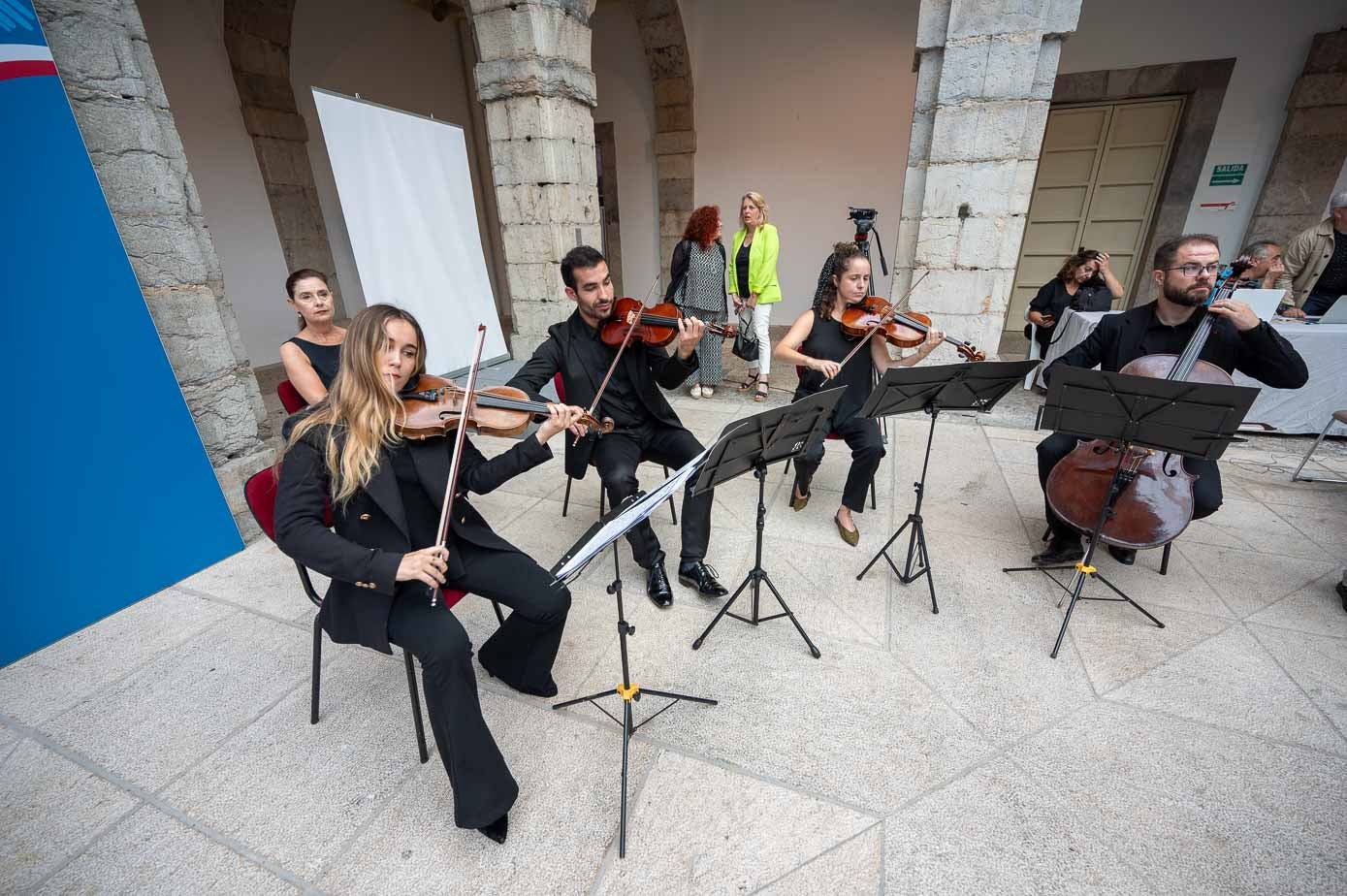 El cuarteto de cuerda de la Orquesta Sinfónica de Cantabria interpretó el himno de Cantabria y el de España. 