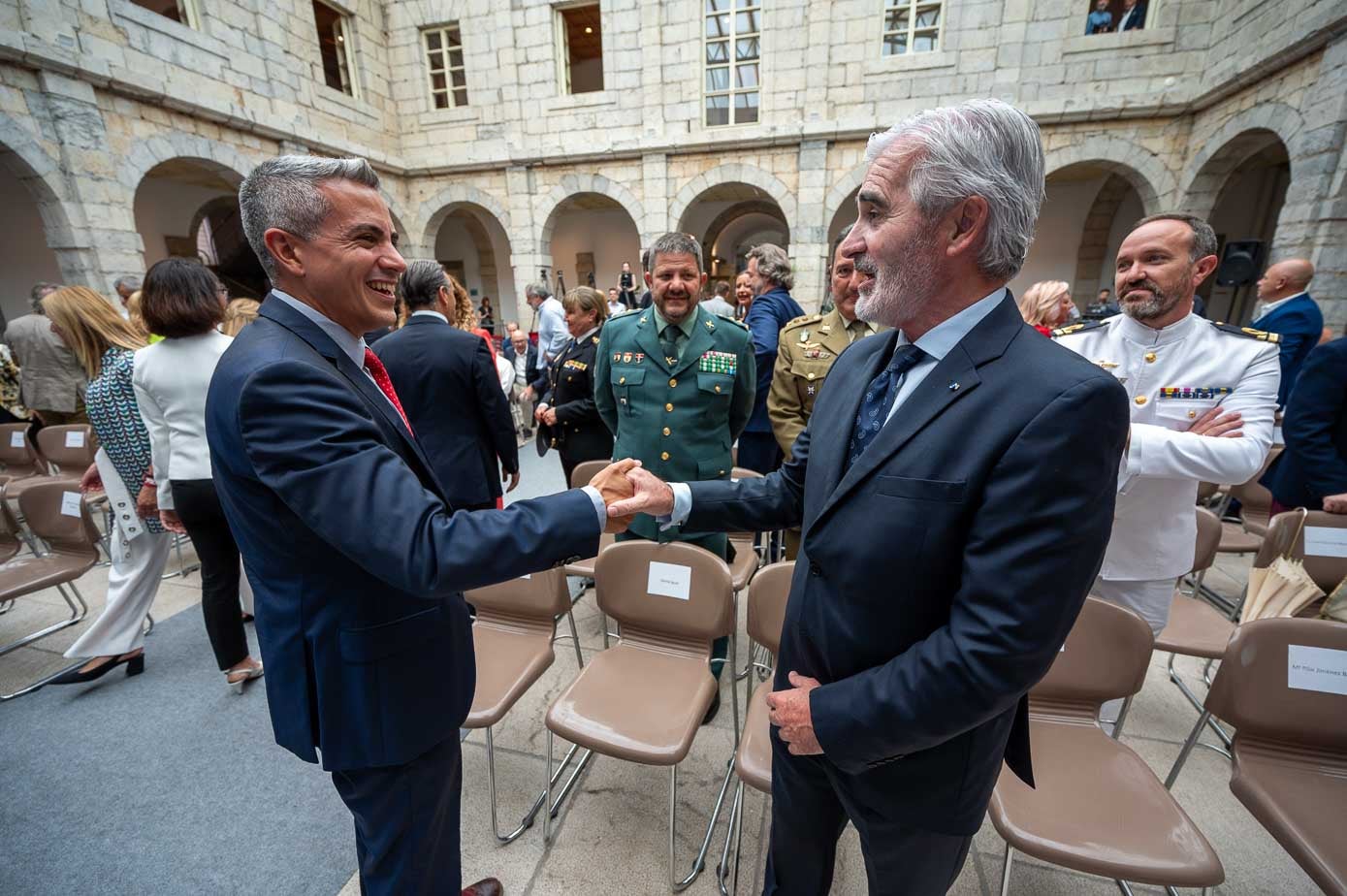 Pablo Zuloaga saluda al expresidente de Cantabria, José Joaquín Martínez Sieso. 