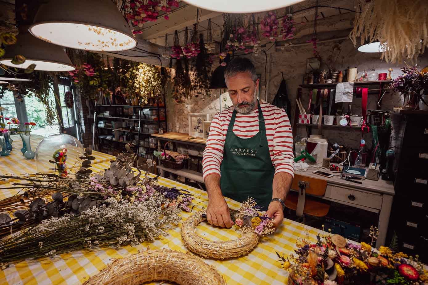 Roberto Mora, trabajando en su taller. 